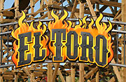 Das feurige Eingangsschild von El Toro